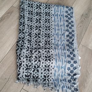 🧣Gray and Blue Print Scarf